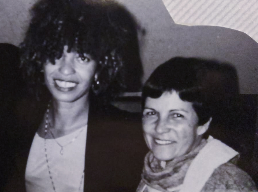 Adhelma, junto a Angela Davis