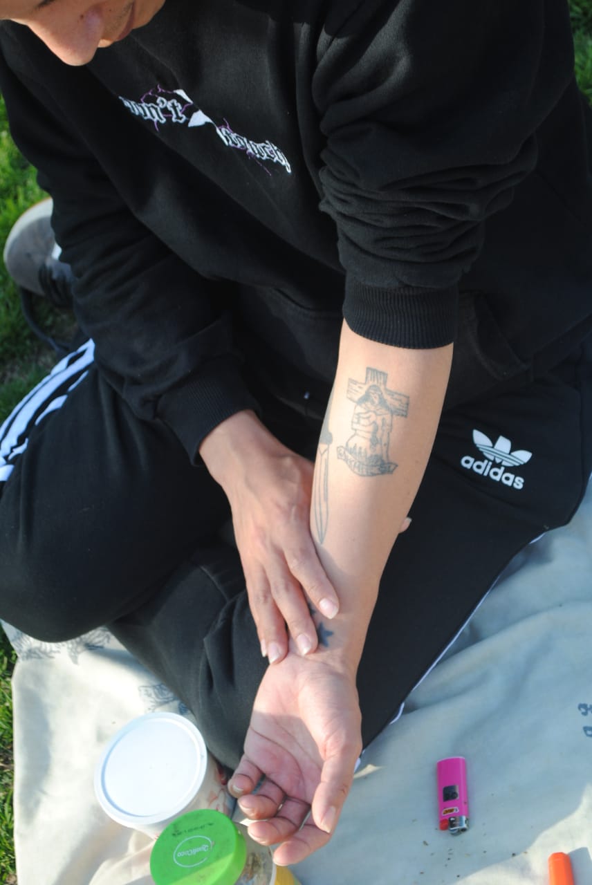 Detalle del tatuaje de Selva, donde se ve al Gauchito Gil. 